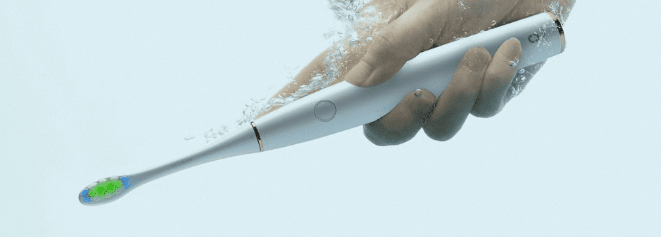 Демонстрация водонепроницаемости корпуса зубной щетки Xiaomi Oclean Air Smart Sonic Electric Toothbrush